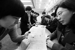 人大代表們就各自關(guān)心的話題熱烈討論。