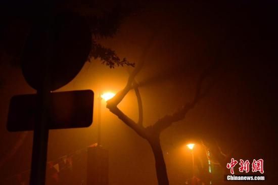 1月31日凌晨，市民行走在煙霧繚繞的南京街頭。當(dāng)天是農(nóng)歷馬年正月初一，南京有限開禁燃放煙花爆竹正逢下霧天，空氣的不流通致使煙花爆竹燃燒后產(chǎn)生的顆粒物不能及時(shí)散開，造成整座城市煙霧繚繞。據(jù)當(dāng)?shù)丨h(huán)保部門發(fā)布的信息顯示，空氣質(zhì)量屬重度污染。中新社發(fā) 泱波 攝