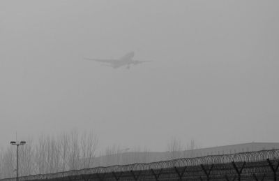 在首都機(jī)場(chǎng)，飛機(jī)在霧霾中降落。