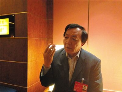 　昨日，在接受采訪時，何香久強調(diào)，大多公務員是勤勉工作的。