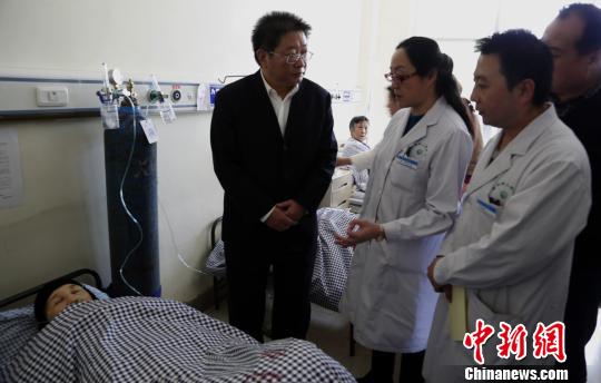 圖為青海省委常委、西寧市委書記毛小兵正在詢問患者病情。　羅云鵬　攝