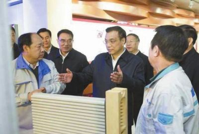 昨天，李克強在科技園查看PM2.5過濾設(shè)備。圖/新華視點微博