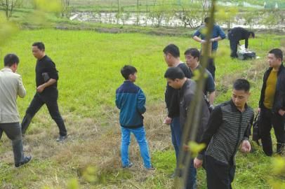 少年指認藏槍地點。