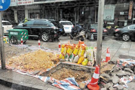 遠大一路兩側(cè)，市政工程開挖的一個個大坑沒有進行圍擋，碎石、黃土、彩條布散落一地，過往市民避之不及。