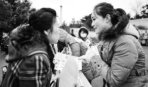 墓區(qū)服務(wù)員（右）見證了喪葬“綠化進程”。新華社發(fā)