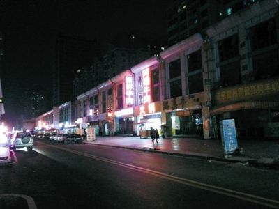 3月11日，掃黃后晚上8點天鵝湖路冷清的街道。以前，這里都是人和車輛，街邊站滿了小姐。新京報記者 林野 攝