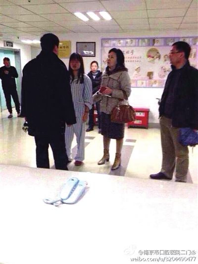 事發(fā)現(xiàn)場，打人者袁亞平(右二) (資料圖)