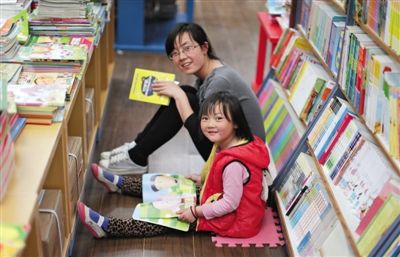 昨晚10時，來京探親的山東的李女士帶著5歲的女兒琪琪在三聯(lián)書店讀書。4月18日晚開始，三聯(lián)韜奮書店正