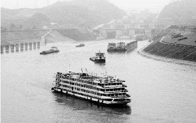 三峽大壩成為長江航運(yùn)大堵點(diǎn)，不少船只要排隊(duì)通過船閘。本報(bào)記者 孫辰 攝