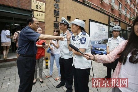 市環(huán)保局和東城區(qū)環(huán)保局聯(lián)合出動，再次檢查國家文物局食堂環(huán)境污染問題，在門口受阻。新京報記者 高瑋 攝