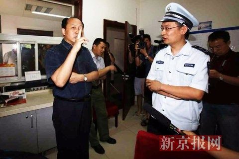 國家文物局的一名工作人員正在與執(zhí)法人員對峙。新京報記者 高瑋 攝