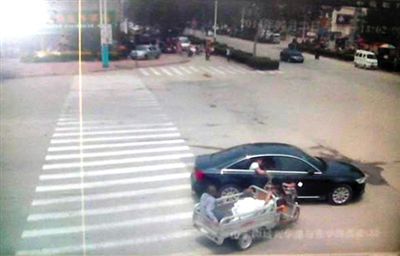 23日中午，陳母被突然噴毒。新京報(bào)記者 王瑞鋒 攝
