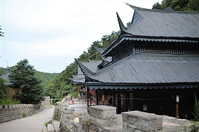 　7月9日，密云水庫附近隸屬于某單位的栗林度假山莊，建筑風格古色古香