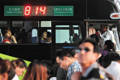 2014年5月22日,乘客在北京大北窯南乘坐開往燕郊的814路公交車。