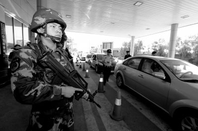 武警持槍警戒進駐檢查站。