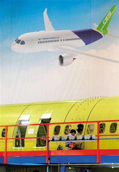 昨日，中國(guó)商飛總裝制造中心技術(shù)人員對(duì)接C919首架機(jī)的機(jī)體。新華社記者 丁汀 攝