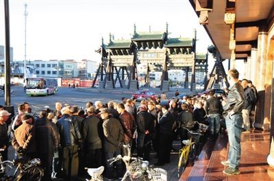11月3日，大同市四牌樓附近，耿彥波“粉絲團(tuán)”在聚眾討論。