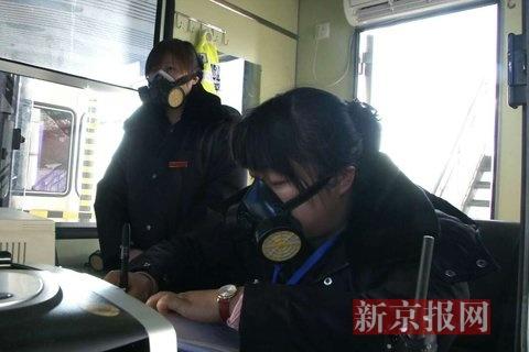 收費(fèi)員戴防毒面具上班。當(dāng)?shù)鼐W(wǎng)友供圖