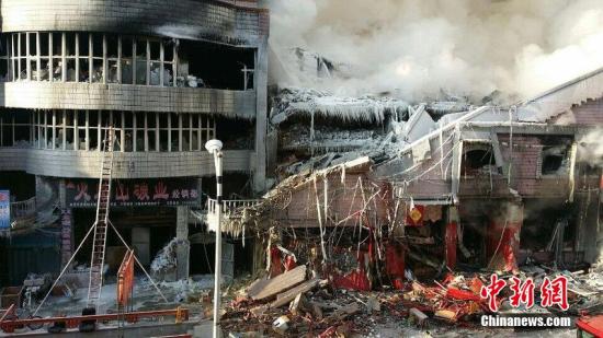 2015年1月3日，哈爾濱市道外區(qū)太古街著火塌方現(xiàn)場，火又燒了起來