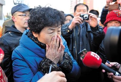 2月9日，呼格吉勒圖的母親尚愛云在旁聽趙志紅案后，接受媒體采訪時落淚。新華社記者 任軍川 攝