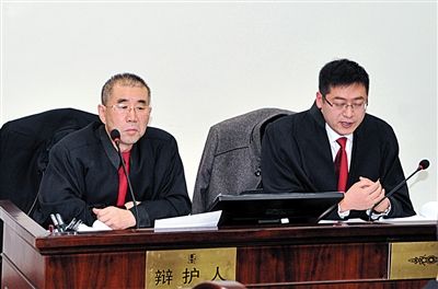 1月5日，呼市中院審理趙志紅案。律師謝飛（左）和張瑞軍（右）出庭為趙志紅辯護。