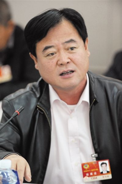 　政協(xié)委員、中國通用技術(shù)集團董事長賀同新稱，按照2014年的數(shù)字，他的薪水下降了近50%。圖/CFP