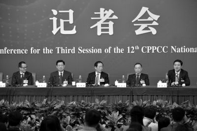 昨日，政協(xié)十二屆三次會(huì)議舉行記者會(huì)，五位嘉賓回答中外記者提問。京華時(shí)報(bào)記者王海欣攝