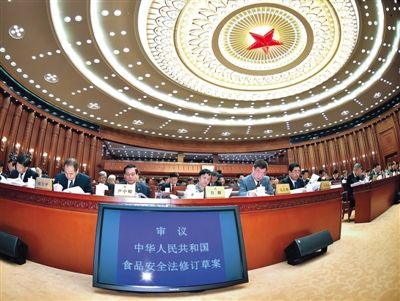 昨日，食品安全法修訂草案提交十二屆全國人大常委會(huì)第十四次會(huì)議進(jìn)行三審。 新華社記者 李濤 攝