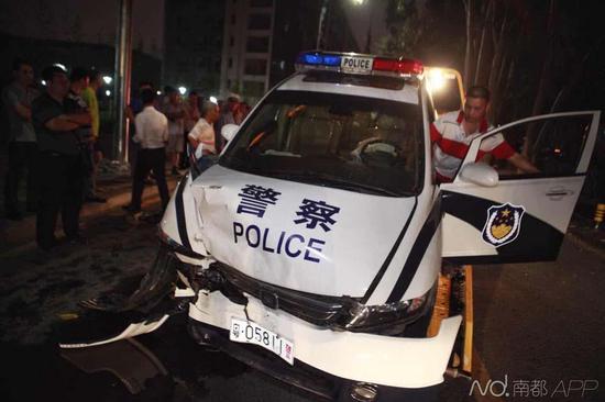 南都記者昨晚趕到現(xiàn)場(chǎng)時(shí)，交警及保險(xiǎn)公司已經(jīng)在處理事故，現(xiàn)場(chǎng)有很多圍觀者。