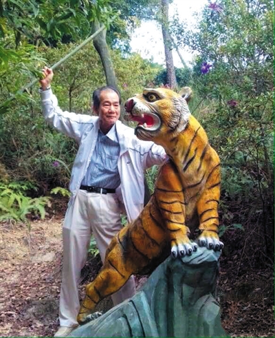 2015年1月10日，區(qū)少坤到廣東肇慶九龍湖游玩，拍攝打虎圖。