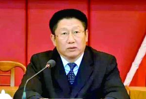他曾身居要職，在仕途上平步青云，“連跳式”升官；他如今落馬，被查出近乎瘋狂地收受巨額利益、用公款送禮，還隱瞞“裸官”身份、在私企老板的安排下多次嫖娼、參與賭博、與多名女性通奸，被一線辦案人員形容為“五毒俱全”的干部。近日，深圳原市委常委、政法委書記蔣尊玉的貪腐歷程被披露。