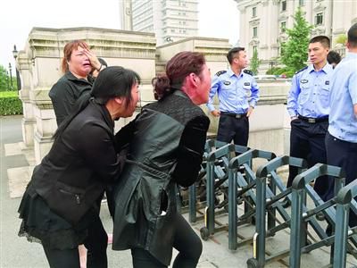 昨日，連恩青被執(zhí)行死刑。執(zhí)刑前，連恩青的父母和妹妹進(jìn)入溫嶺市看守所與連恩青見面，但其他親屬均被拒見最后一面?！”景鎴D片/CFP