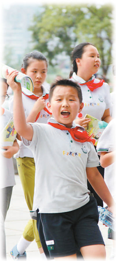 南京某小學學生在參加課外活動。