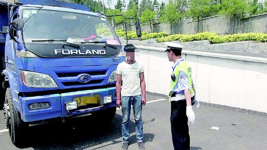 民警對(duì)持C1駕照駕駛大貨車、一年違法350余次的張某進(jìn)行批評(píng)教育。