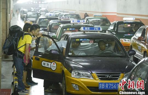 市民在北京西客站出租車(chē)候車(chē)點(diǎn)準(zhǔn)備乘車(chē)。中新社發(fā) 侯宇 攝