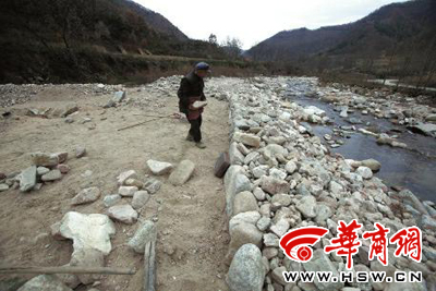 11月6日，93歲的鳳縣老人曾文財一吃完飯就又到河邊搬運(yùn)石頭加固河堤了