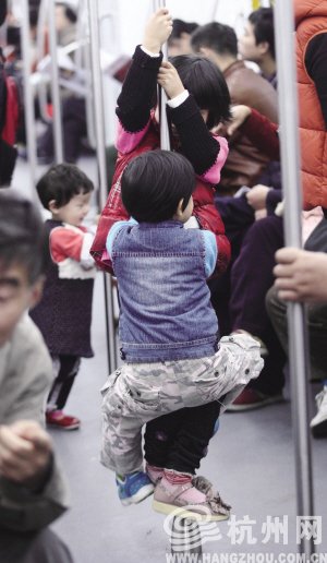 杭州地鐵1號(hào)線(xiàn)進(jìn)行免費(fèi)試乘 小孩在車(chē)廂內(nèi)小便