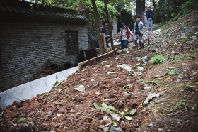 27日，天心區(qū)青山祠福王墓附近，小山坡被人開墾成梯田種菜?！　D/實習(xí)生蔣麗梅
