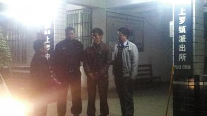 王強被抓獲歸案,右二為犯罪嫌疑人。