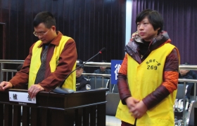 12月10日，衡陽(yáng)市中級(jí)人民法院，顧湘陵（左）和妻子吳利君當(dāng)庭接受庭審。圖/通訊員李建輝