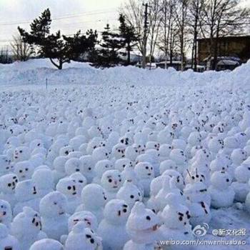 網(wǎng)傳“煙臺男子大學生堆1314個雪人表白”。微博圖