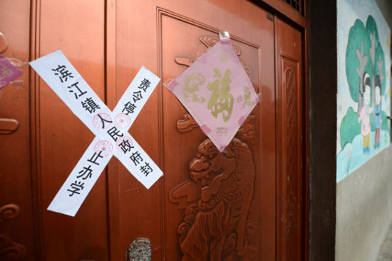 貴溪市濱江鎮(zhèn)春蕾幼兒園大門被貼上封條（2012年12月25日攝）。 攝影：新華社記者 周科