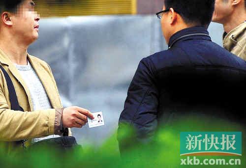 在進(jìn)行了近半個月暗訪調(diào)查中，有證販子告訴記者稱，二代身份證買賣已形成產(chǎn)業(yè)鏈，不僅貨源穩(wěn)定，生意也是相當(dāng)紅火。■正佳廣場附近，一名男子正向記者兜售二代身份證。