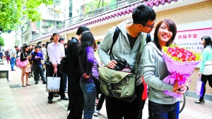 2011年11月11日，越秀區(qū)民政局，登記結(jié)婚的隊(duì)伍排了足有一百米長(zhǎng)（資料圖片）?！∮浾唿S澄鋒攝