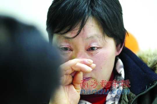 　　聽聞判決結(jié)果，被害人母親楊書會控制不住眼淚。南都記者徐文閣攝