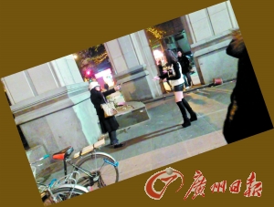 黑衣女拿著剪刀指著“保時(shí)捷女孩”。