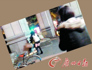 踢落剪刀后欲抱住黑衣女。