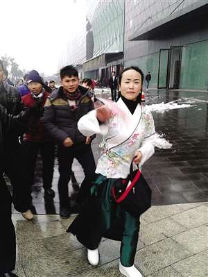 女子廣場上拋撒半小時(shí)百元大鈔 引市民哄搶(圖)