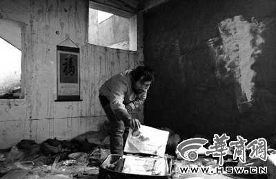 　西安市解放路與東大街十字西北角的一棟待拆遷的樓房中，陳露山整理自己每天看的報紙