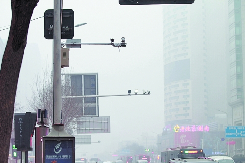 鄭州市區(qū)出現(xiàn)小型監(jiān)控?cái)z像頭 警方：暫不抓拍交通違章